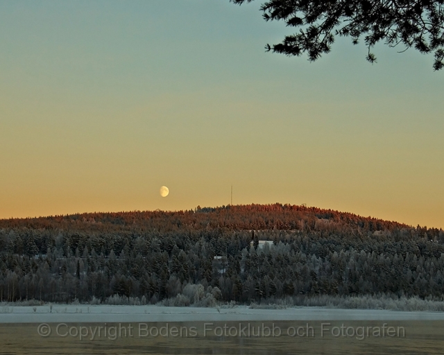 Måne över edefors kyrka i Harads.jpg - Måne över Edefors kyrka i Harads